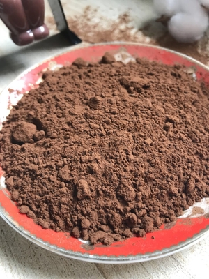 La haute poudre de cacao alcalisée non sucrée efficace contient le certain montant de l'alcaloïde