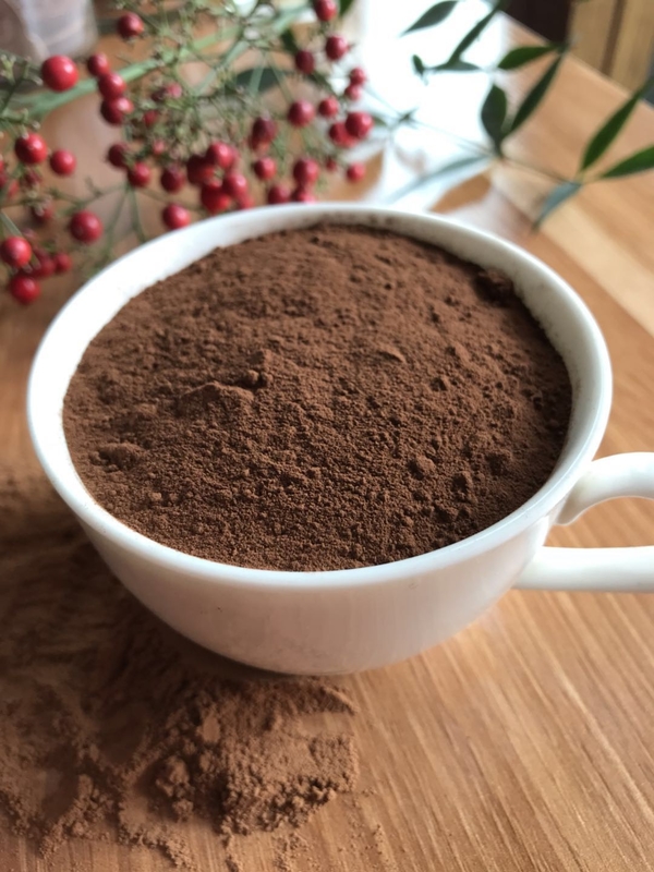 Contenu à haute teneur en graisses pur de cacao de la poudre de cacao de Brown 100 % pour quelques gâteaux de chocolat